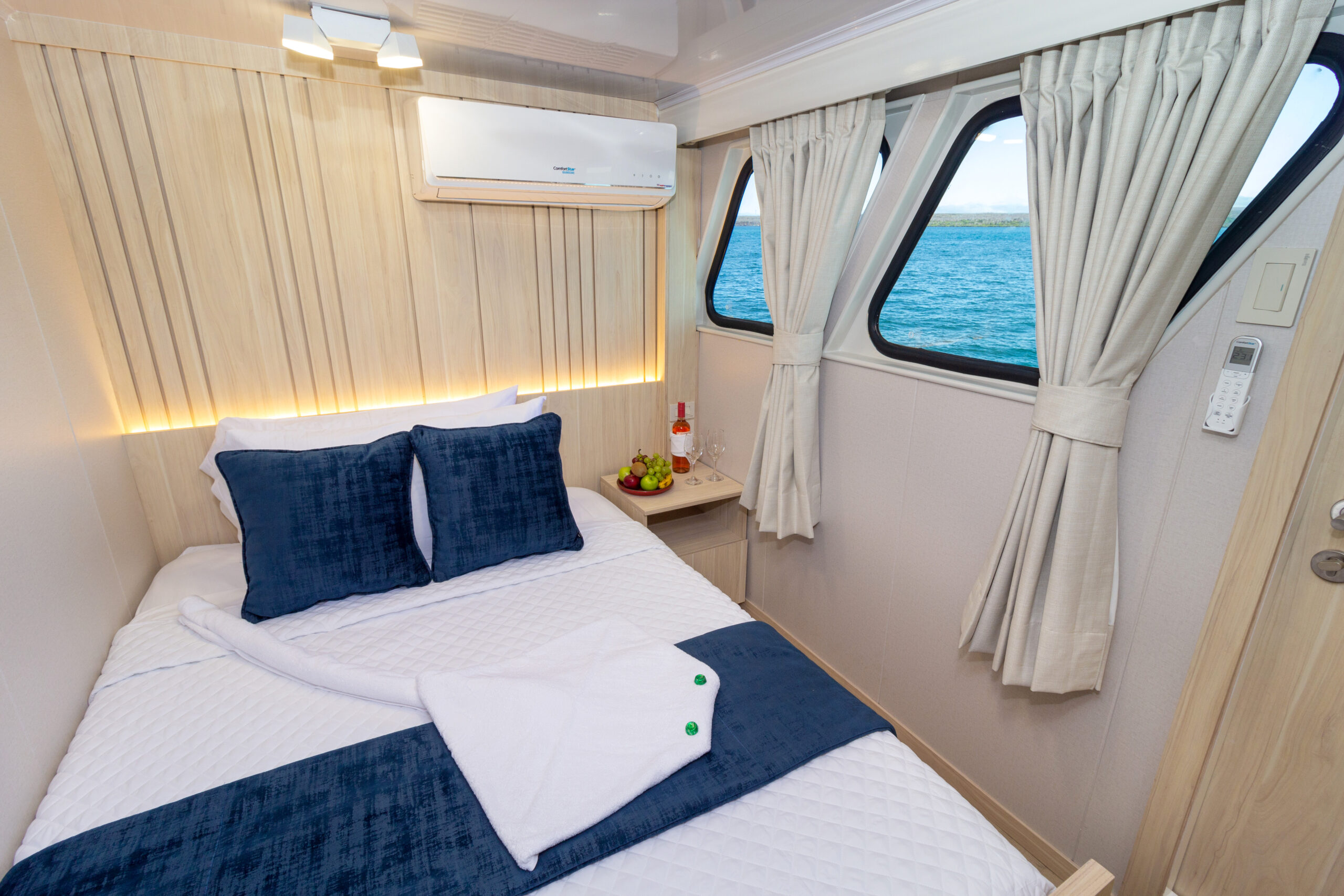 Panoramic View Cabin - Galaxy Orion Double bed with panoramic windows in a Galaxy Orion cabin