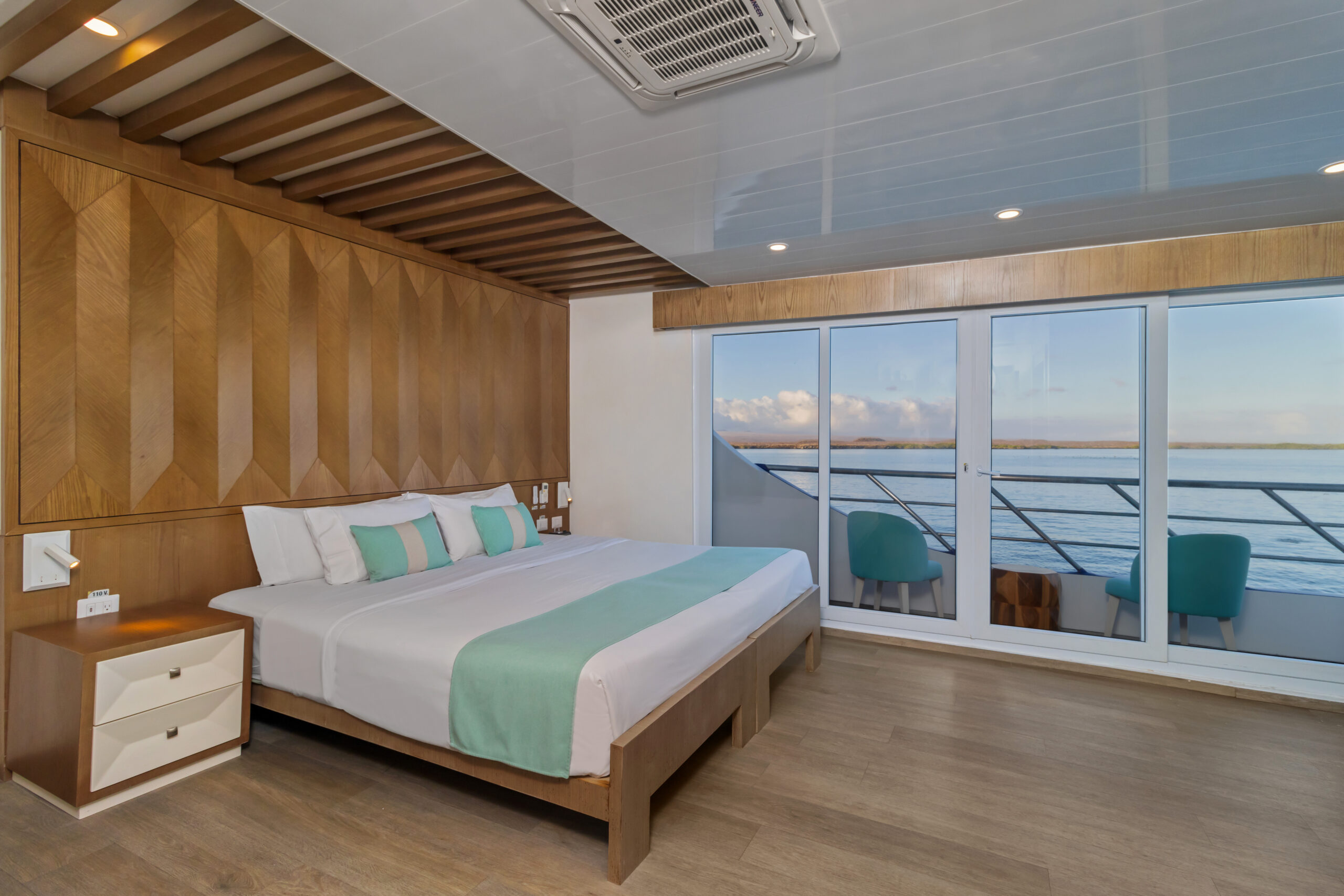 Double Cabin - Endemic Cruise Spacious double cabin with large bed aboard the Endemic yacht