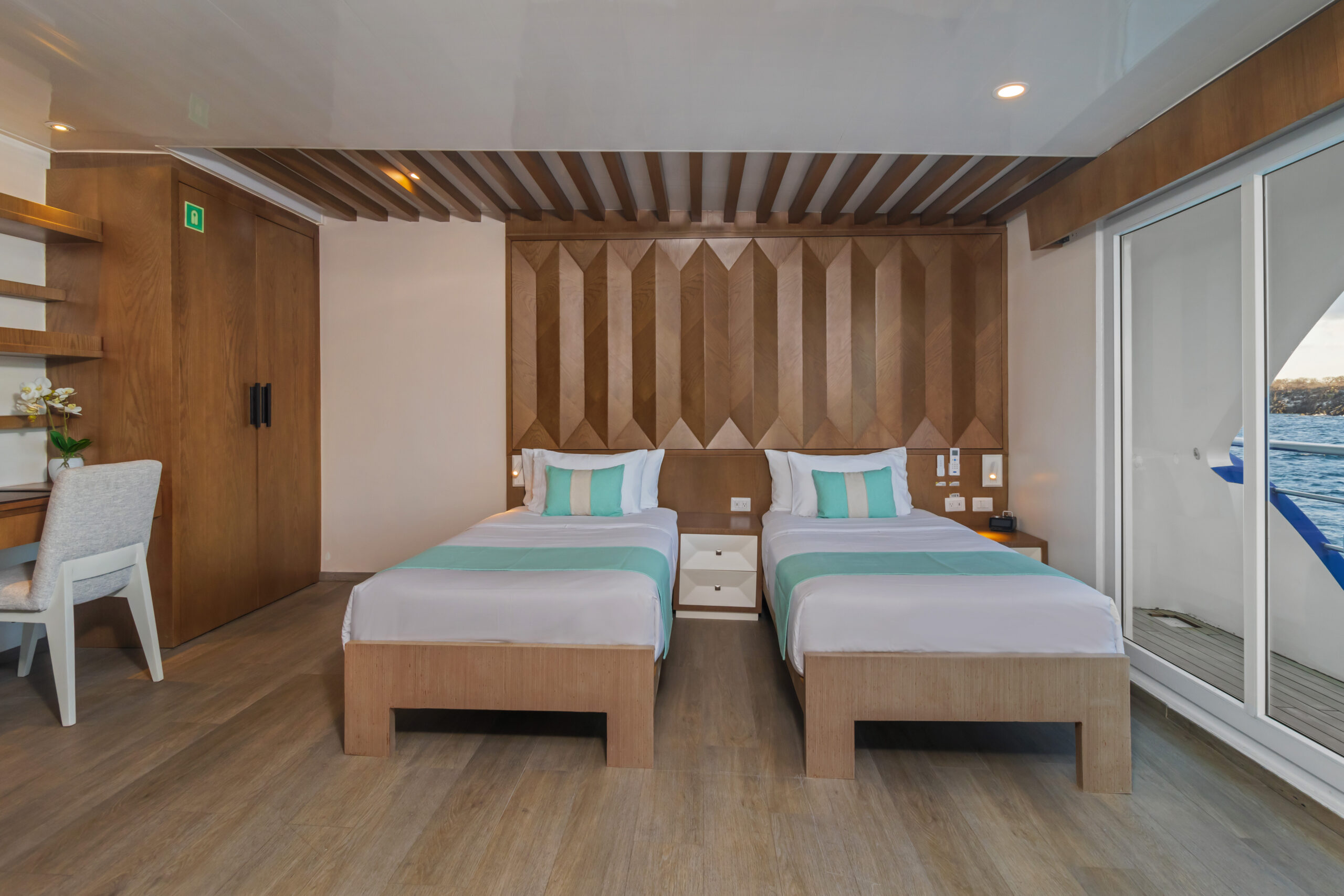 Twin Cabin - Endemic Cruise Comfortable twin cabin with modern design on the Endemic cruise
